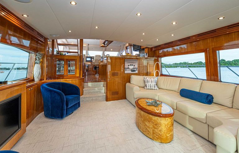 PILOT LOUNGE | 2006 19.51m (63.99ft) Luxury Flybridge Motor Yacht built by American shipyard Hatteras