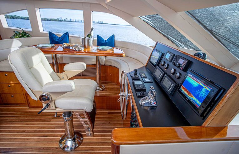 PILOT LOUNGE | 2006 19.51m (63.99ft) Luxury Flybridge Motor Yacht built by American shipyard Hatteras