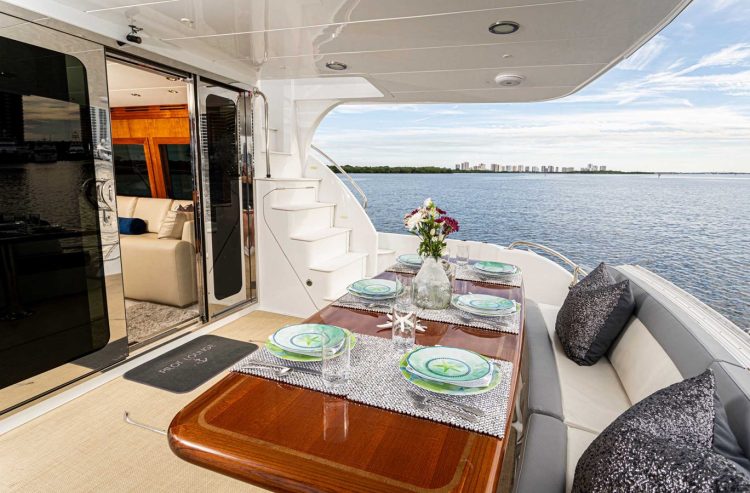 PILOT LOUNGE | 2006 19.51m (63.99ft) Luxury Flybridge Motor Yacht built by American shipyard Hatteras