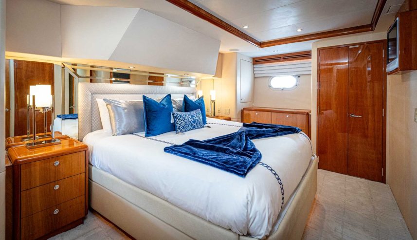 PILOT LOUNGE | 2006 19.51m (63.99ft) Luxury Flybridge Motor Yacht built by American shipyard Hatteras