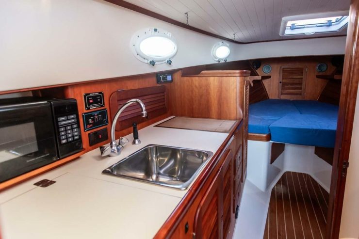 URBAN | 1997 11.1m (36.41ft) Classic Style Picnic Boat built by American shipyard Hinckley Yachts