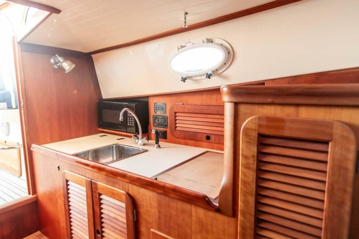 URBAN | 1997 11.1m (36.41ft) Classic Style Picnic Boat built by American shipyard Hinckley Yachts