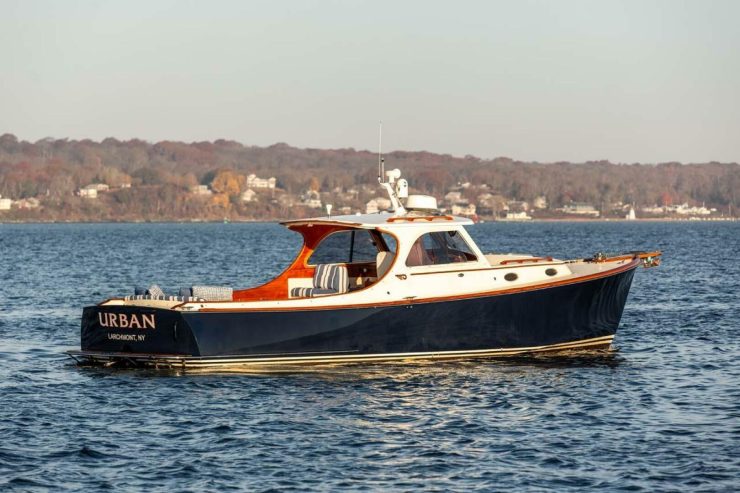 URBAN | 1997 11.1m (36.41ft) Classic Style Picnic Boat built by American shipyard Hinckley Yachts