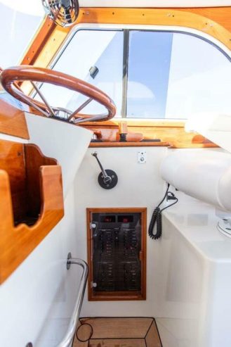 URBAN | 1997 11.1m (36.41ft) Classic Style Picnic Boat built by American shipyard Hinckley Yachts