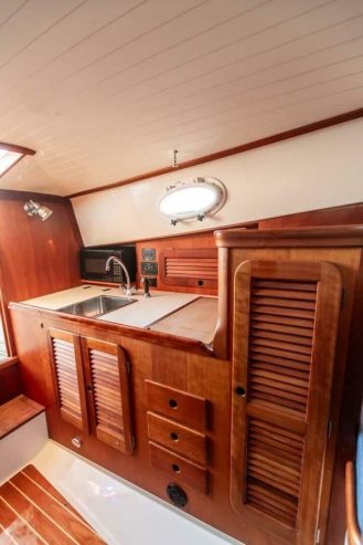 URBAN | 1997 11.1m (36.41ft) Classic Style Picnic Boat built by American shipyard Hinckley Yachts