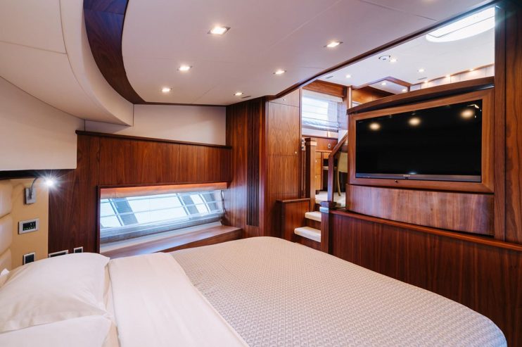 ROUND MIDNIGHT | 2001 29.8m (97.74ft) Luxury Raised Pilothouse Flybridge Motor Yacht built by British shipyard SUNSEEKER