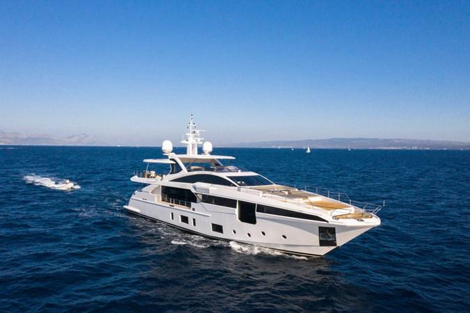 IRYNA | 2019 35m (115′) Luxury Motor Yacht built by Italian shipyard Azimut